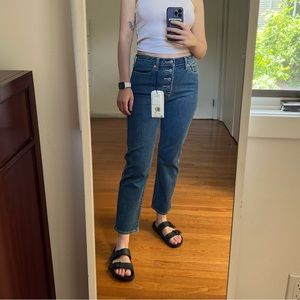 Levi’s | NWT Wedgie Straight High Rise Jeans in Medium Wash 28x26